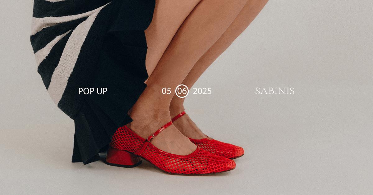 Mujer con zapatos rojos de malla Sabinis, en posición sentada sobre fondo neutro. Imagen del pop-up del 5 de junio en Vilassar de Mar.