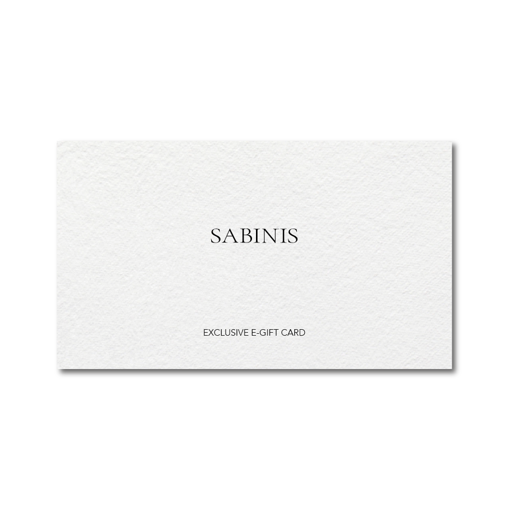 La tarjeta regalo de SABINIS es la mejor opción si quieres sorprender a alguien. La persona que la reciba tendrá total libertad para elegir lo que desee comprar. Las tarjetas regalo no tienen fecha de caducidad. Una vez que realices tu pedido, recibirás un código en tu correo electrónico, y esa persona podrá usarlo para adquirir sus Sabinis preferidos.