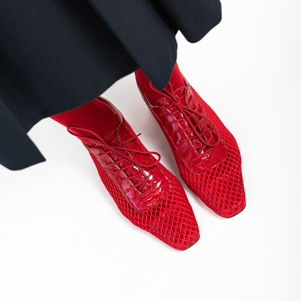 Zapato de mujer London Vibrant Red de Sabinis en piel roja charol, con tacón bajo de 3 cm, diseño artesanal hecho a mano en España, calzado elegante y cómodo para eventos y uso diario.