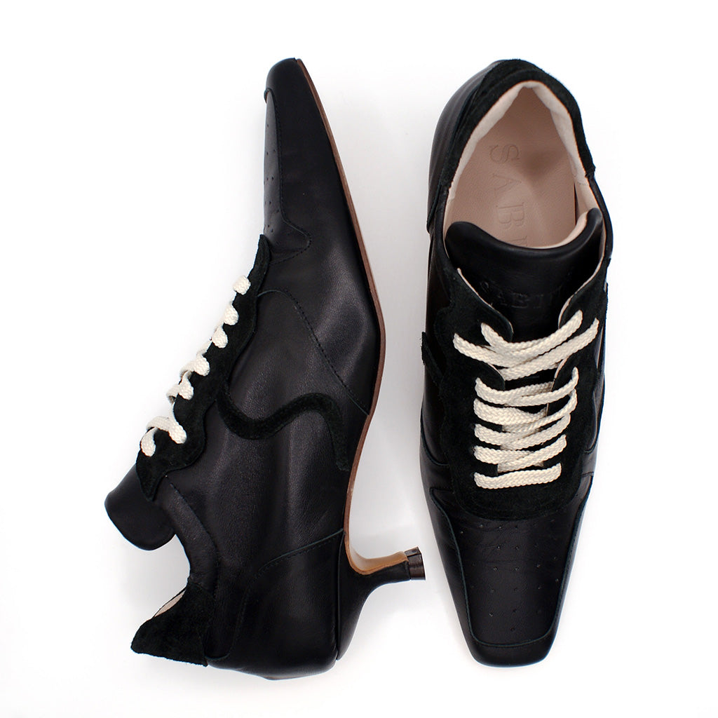 Black lace-up shoe: Comfort and quality with every step. Designed with premium materials to ensure a unique comfort experience. Discover our exclusive shoe that combines timeless style and lasting well-being! Ideal for looking elegant and feeling comfortable on any occasion. Add it to your collection now and elevate your style with confidence!