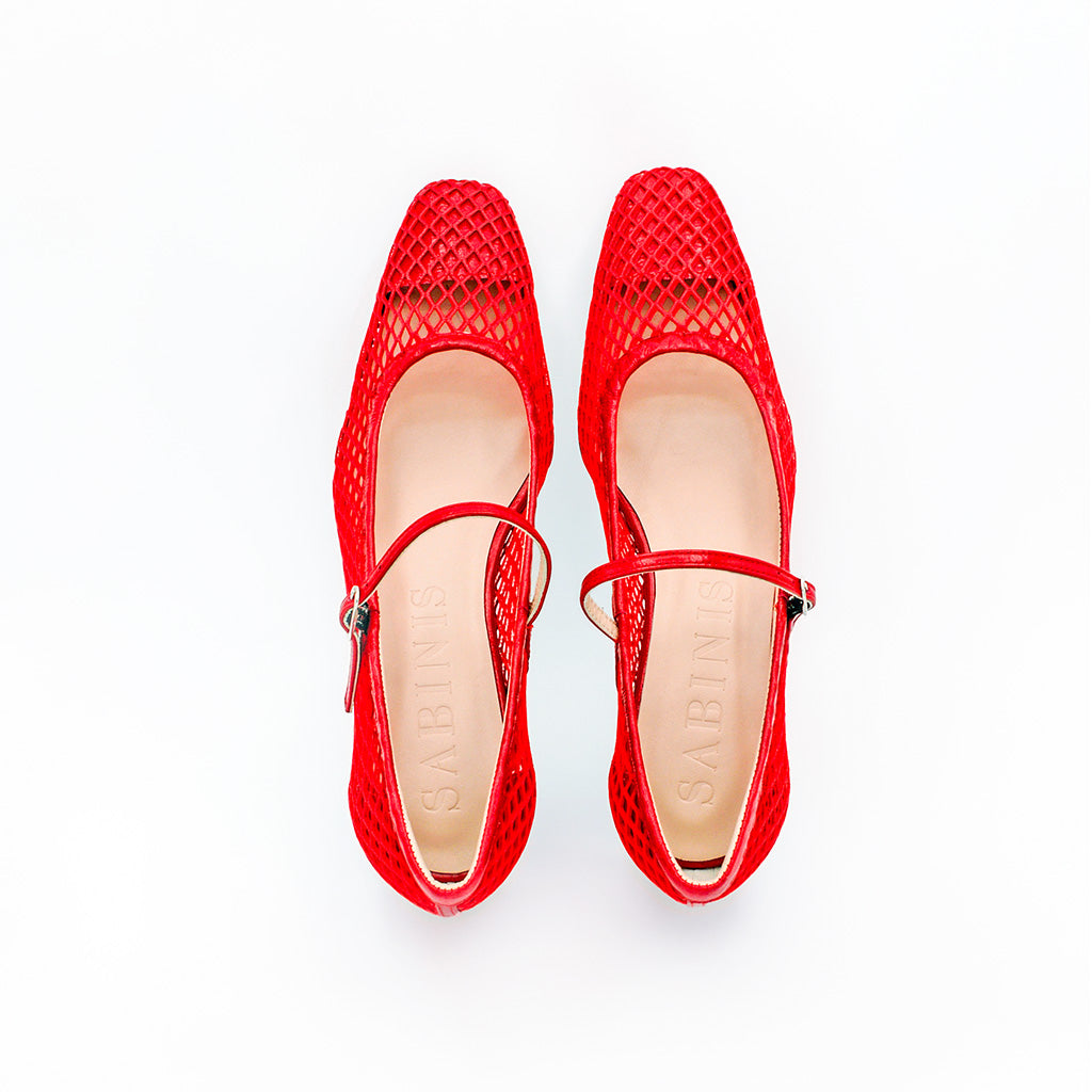 Zapato de mujer Nassau Vibrant Red de Sabinis, con diseño Mary Jane, rejilla calada y piel roja charol, tacón de 3 cm, hecho a mano en España, calzado exclusivo y elegante para cualquier ocasión.