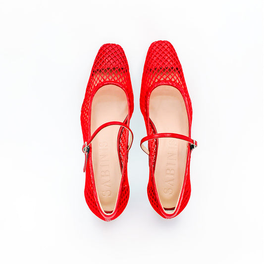 Zapato de mujer Nassau Vibrant Red de Sabinis, con diseño Mary Jane, rejilla calada y piel roja charol, tacón de 3 cm, hecho a mano en España, calzado exclusivo y elegante para cualquier ocasión.