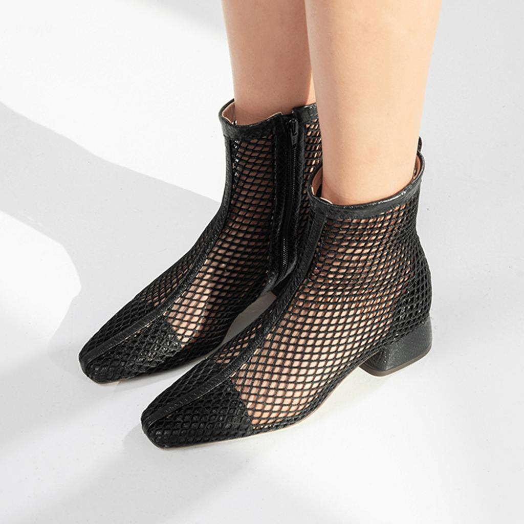 Vista frontal de las botas negras de malla Sabinis, modelo exclusivo Sample Sale