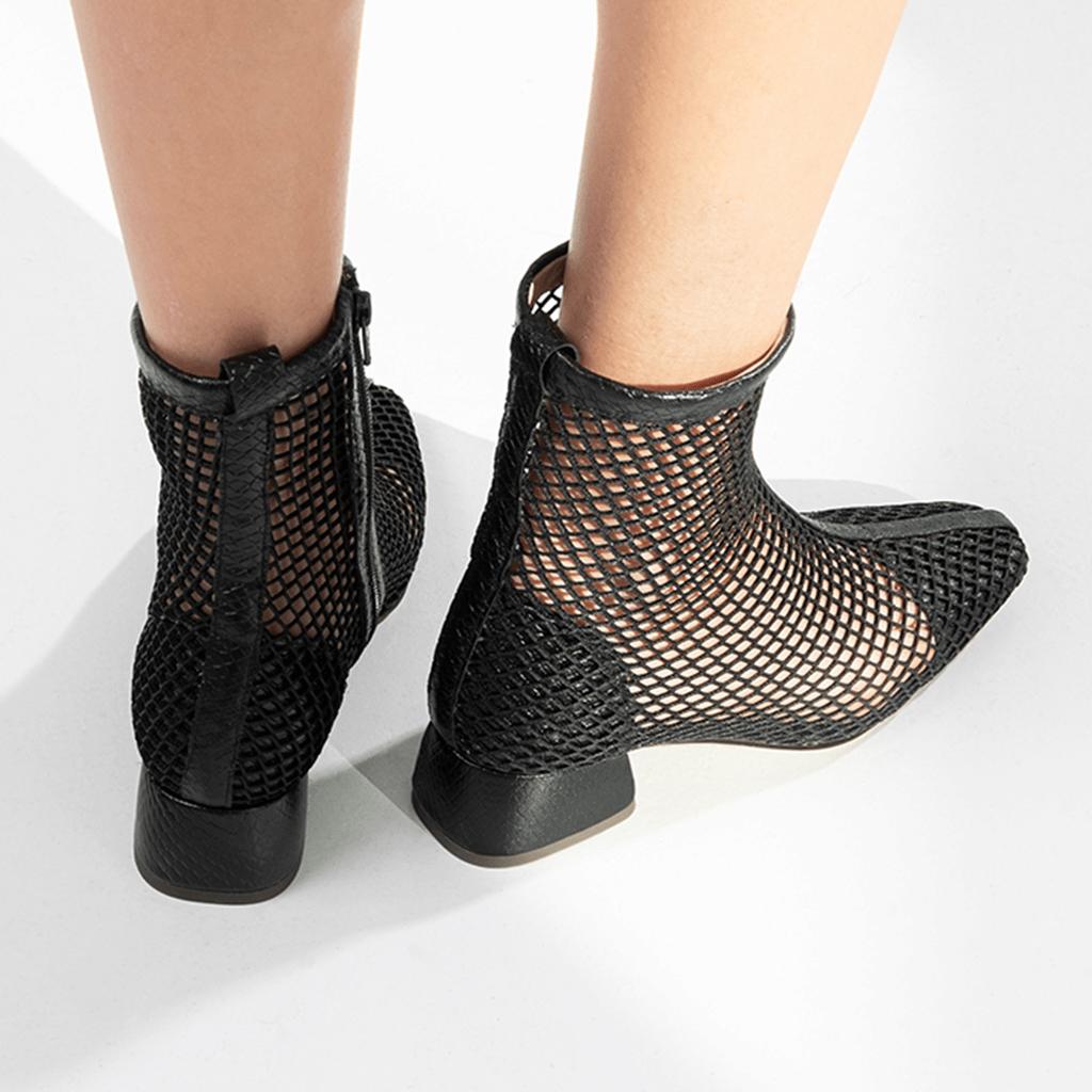 Vista trasera de las botas negras de malla Sabinis, modelo exclusivo Sample Sale.