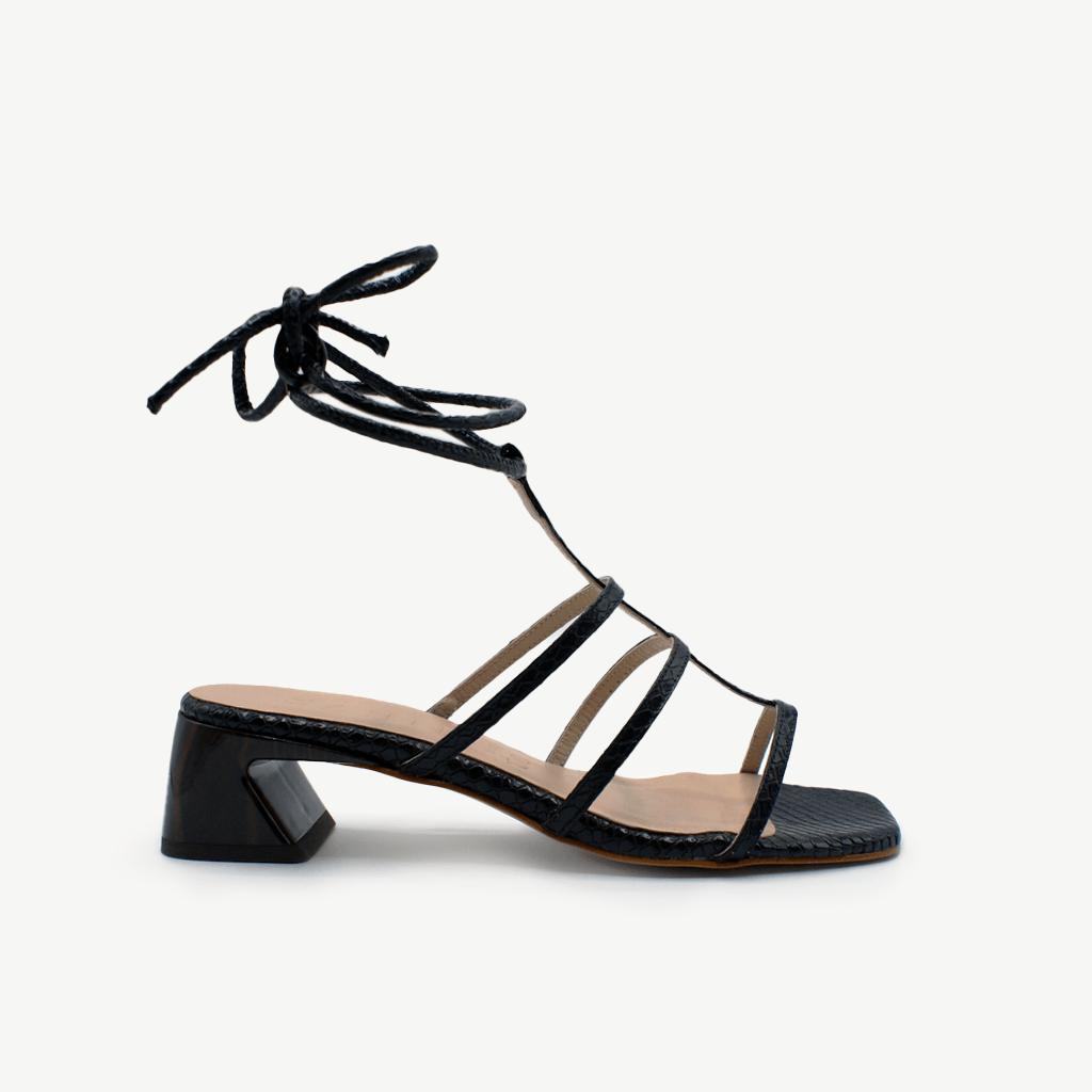 sandalias eternal negras de tiras en piel con tacón cómodo vista de perfil Sabinis