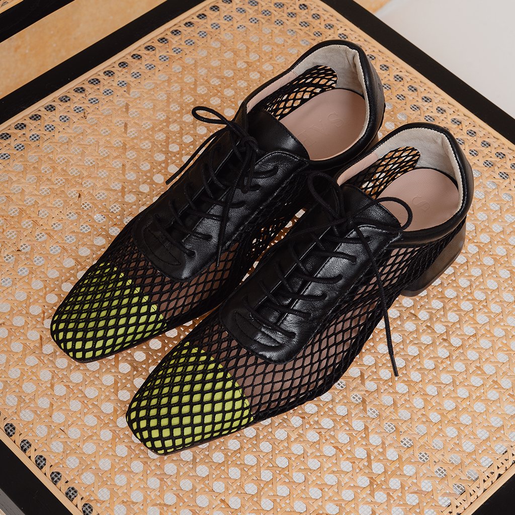 zapatos de rejilla negra, piel color lima en punta, cordones y tacón cómodo de Sabinis