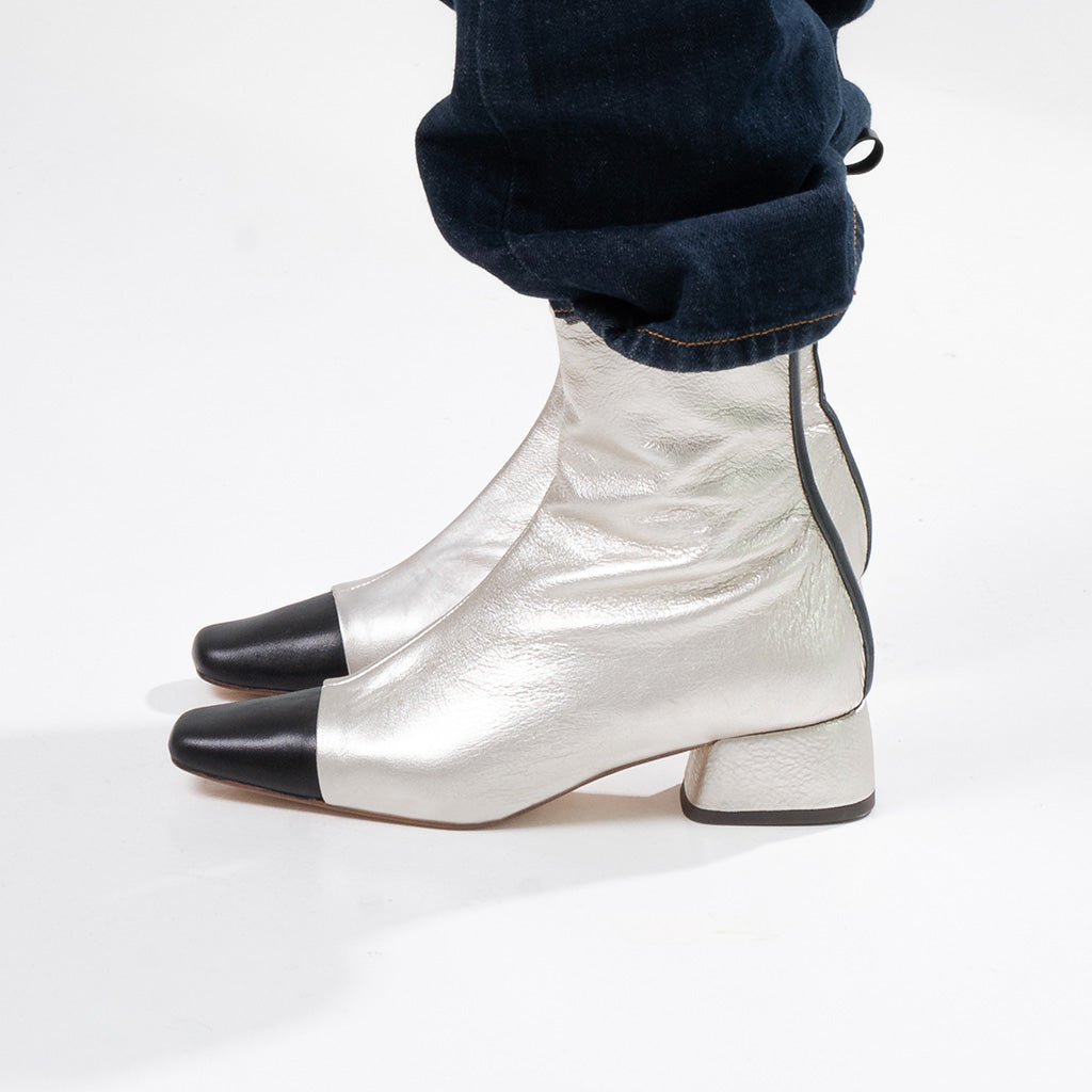 Botín de piel metalizada con puntera negra y tacón medio — Sabinis, vista lateral