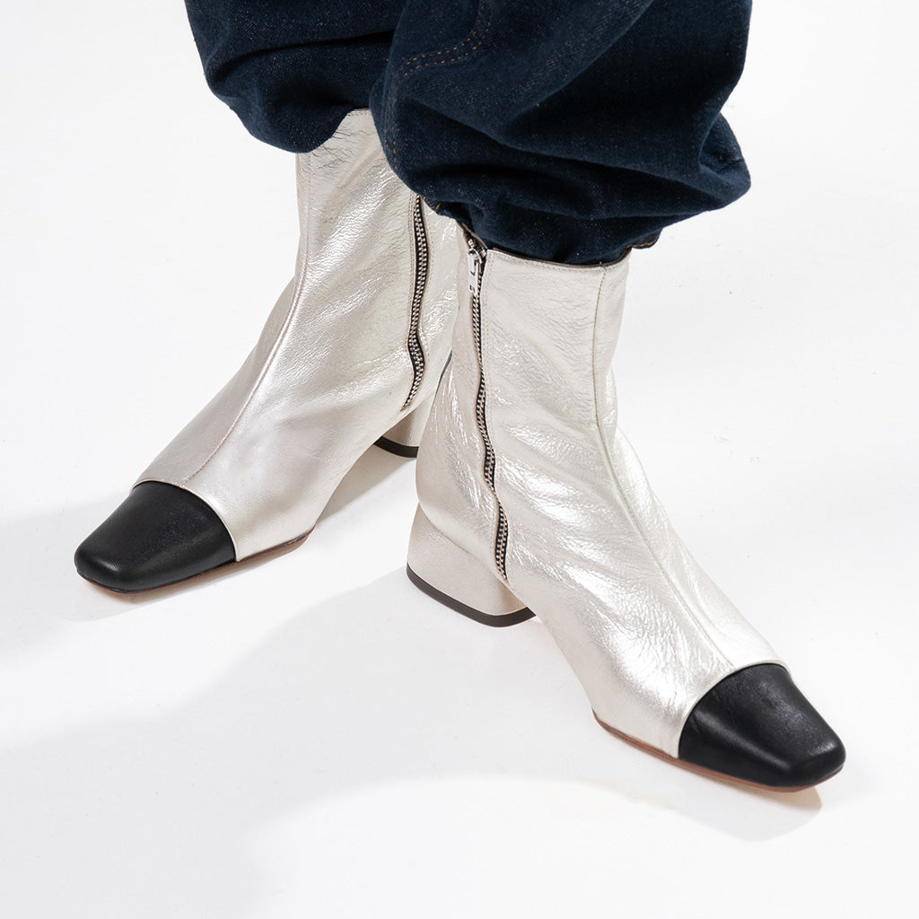 Botín de piel metalizada con puntera negra y tacón medio — Sabinis, vista frontal