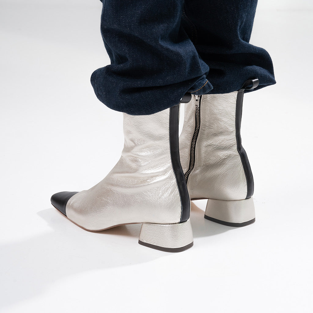 Botín de piel metalizada con puntera negra y tacón medio — Sabinis, vista trasera