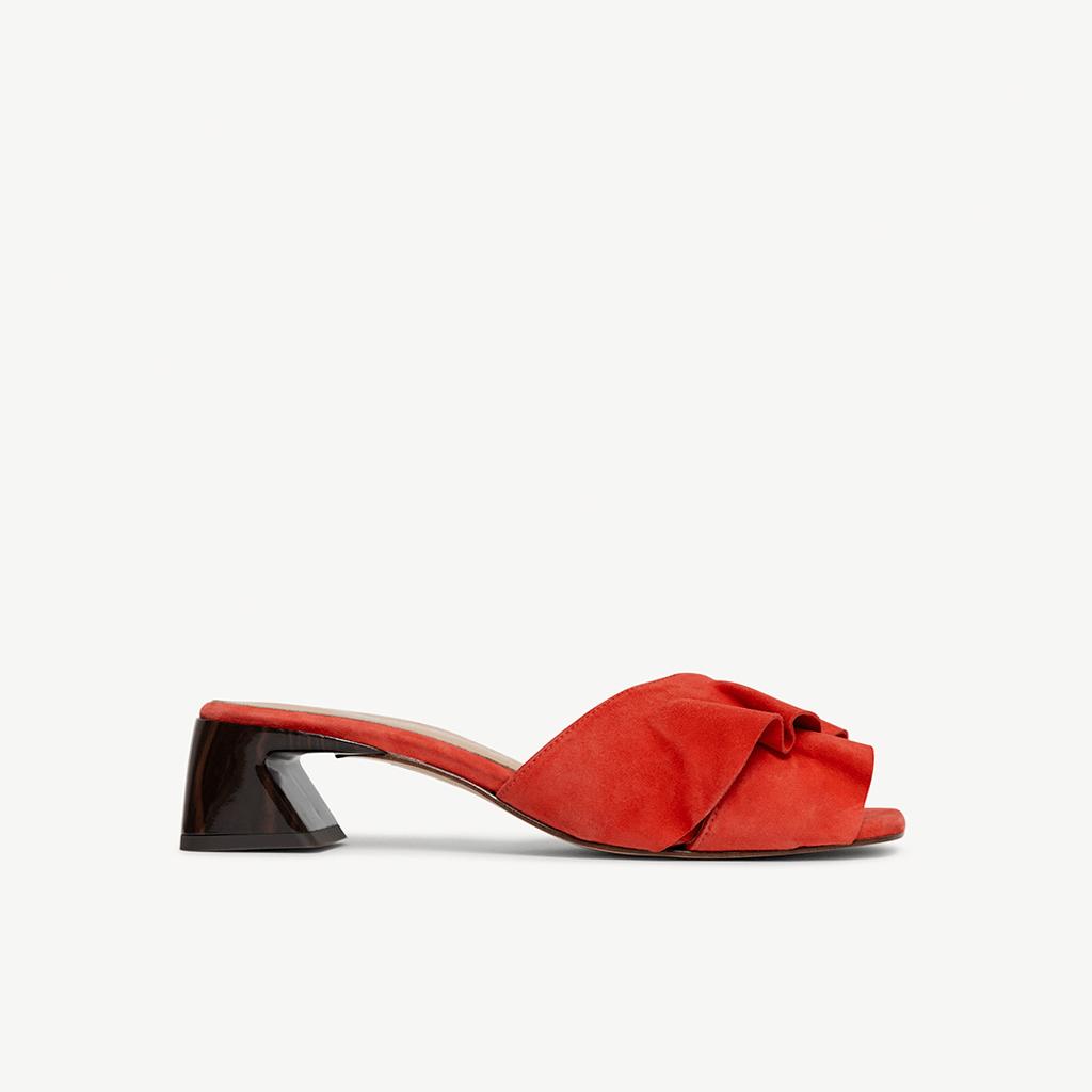 Sandalia mule Calm Red de ante rojo con tacón bajo ancho y detalle fruncido, Sabinis.