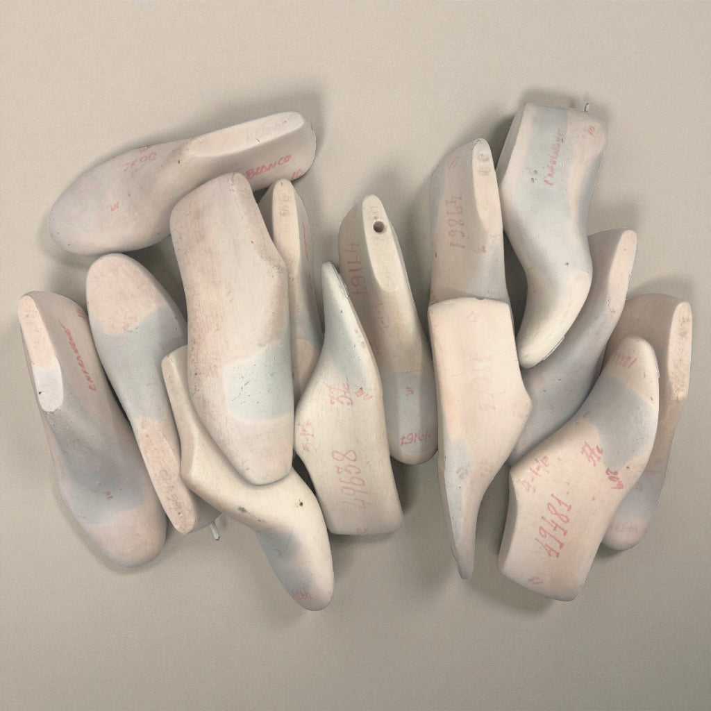 Conjunto de hormas vintage de madera seleccionadas como objetos artísticos por Sabinis.
