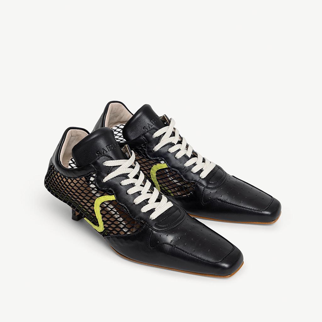 Zapatos Sabinis Los Angeles en vista completa de zapatos, con puntera semicuadrada, rejilla negra y tacon kitten. Todo en piel de calidad.