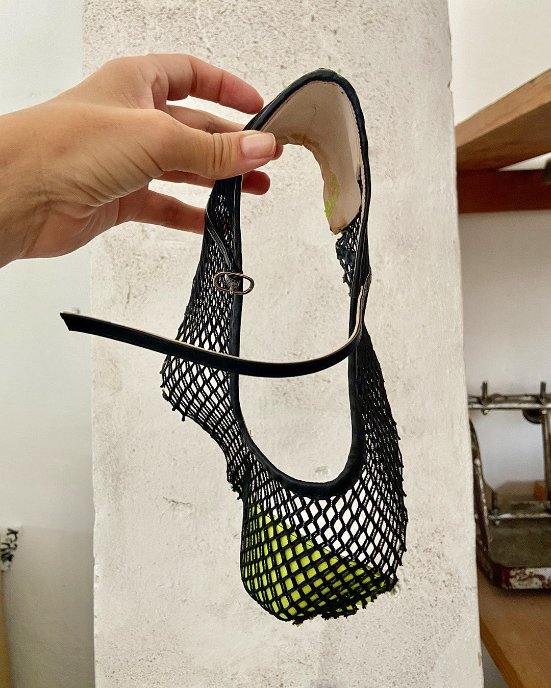 Zapato Mary Jane Nassau de Sabinis en rejilla negra con detalle lima, calzado artesanal Made in Spain