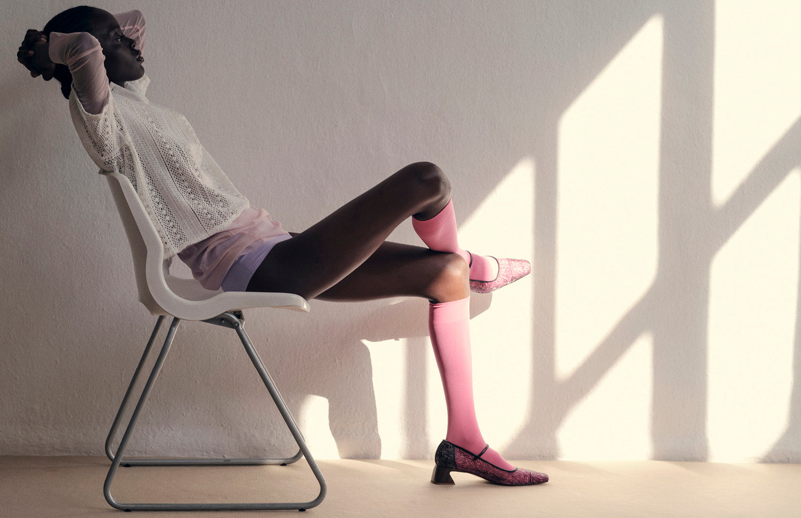 Editorial con zapatos Mary Jane de Sabinis, estilo elegante y femenino Made in Spain