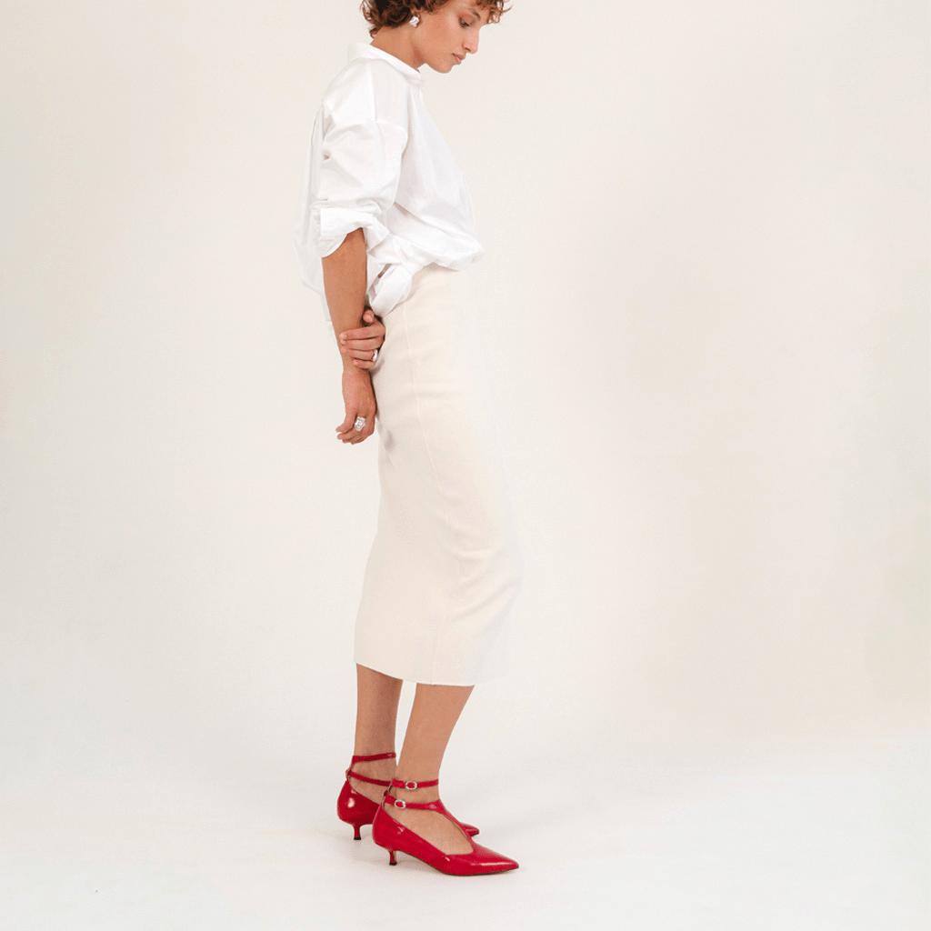 Modelo usando los stilettos Honey de Sabinis – look sofisticado con tacón bajo y tiras cruzadas al tobillo