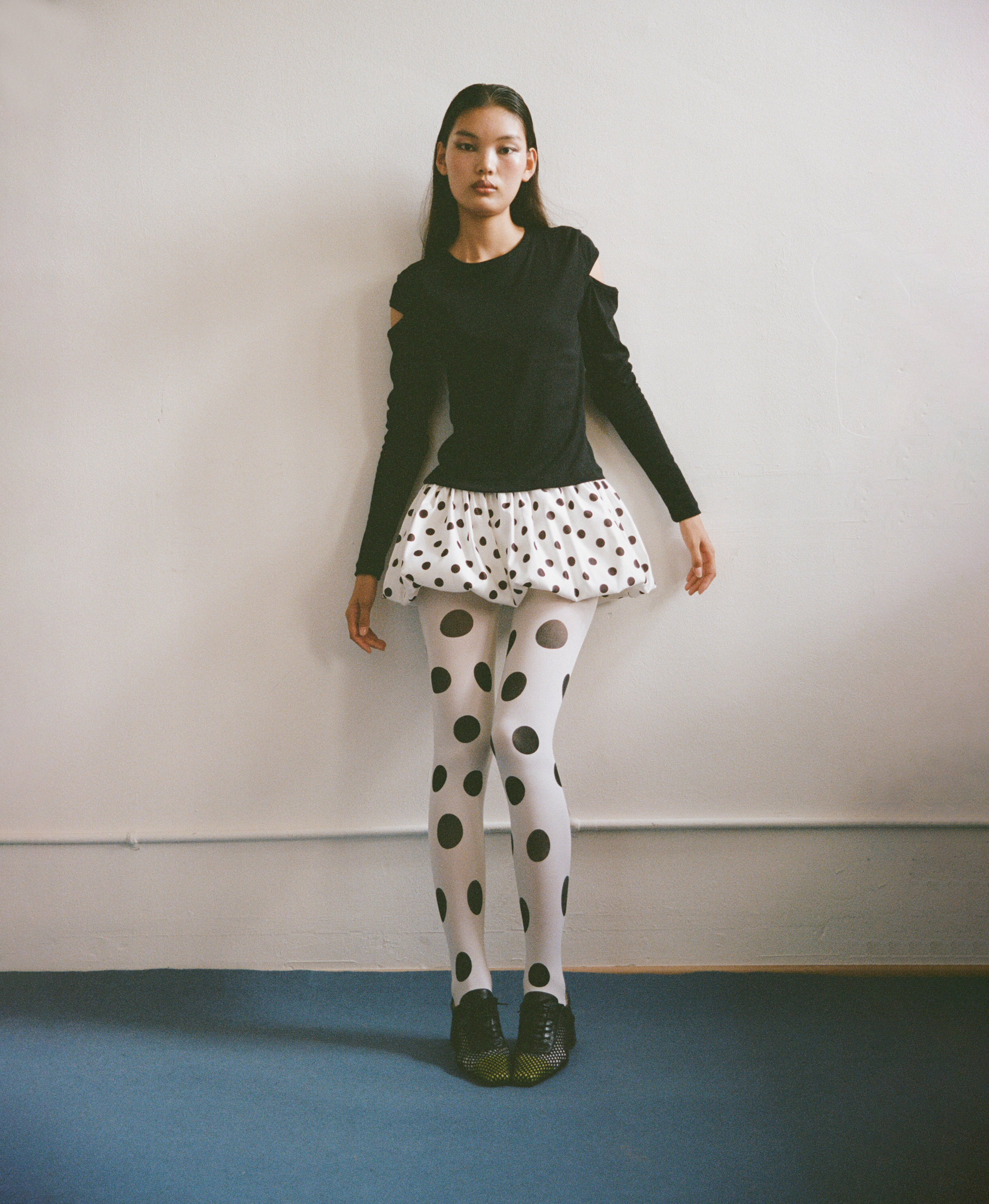 Editorial con zapatos Oxford London de Sabinis en negro, diseño atemporal y sofisticado Made in Spain