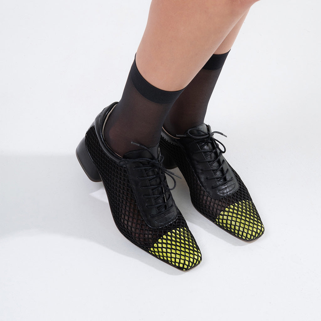 Zapato oxford de piel negra con pinta lima y diseño renovado. Modelo London de Sabinis, hecho en España.