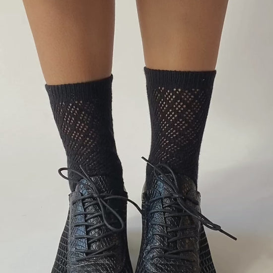 Zapato de mujer London Black Python de Sabinis en piel negra con efecto python, tacón bajo de 3 cm, diseño artesanal hecho a mano en España, calzado cómodo y elegante para uso diario o eventos formales.