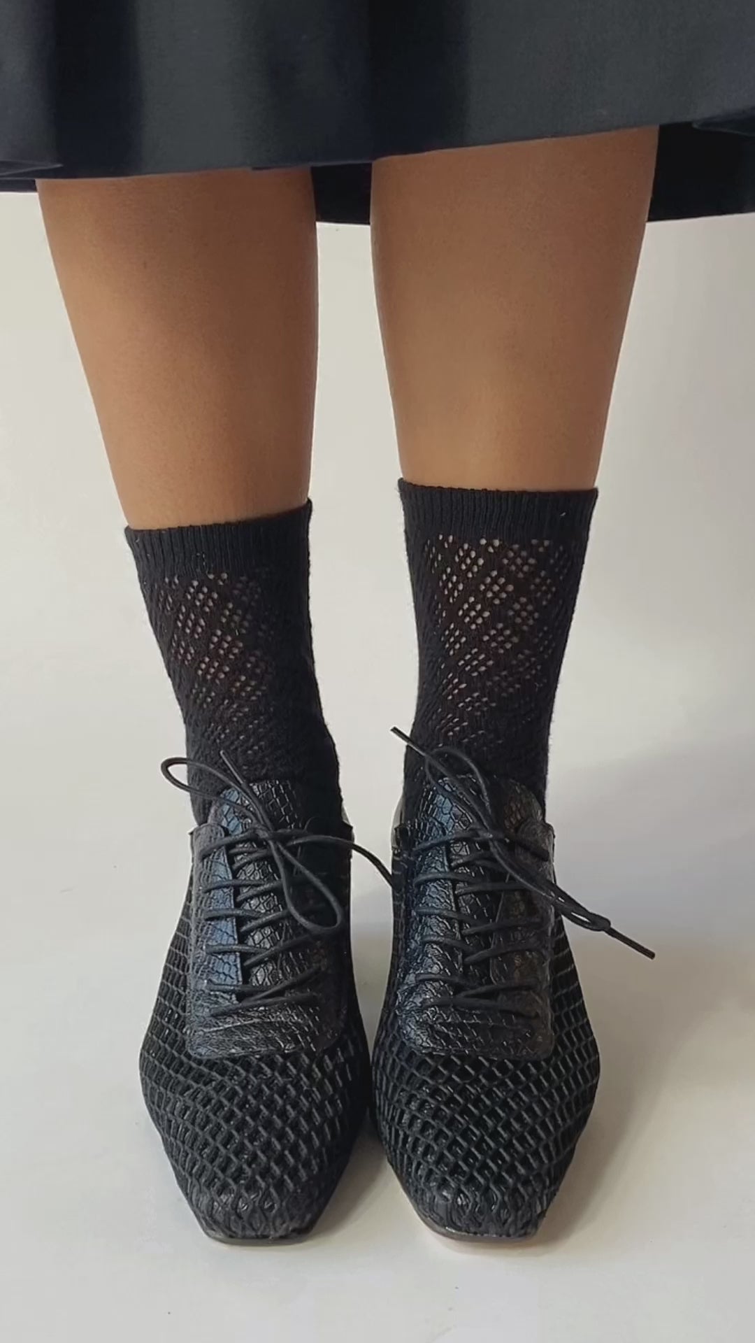 Zapato de mujer London Black Python de Sabinis en piel negra con efecto python, tacón bajo de 3 cm, diseño artesanal hecho a mano en España, calzado cómodo y elegante para uso diario o eventos formales.