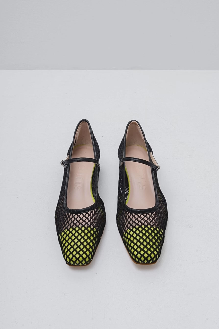 Zapatos mujer comodos diseño exclusivo Mary Jane Nassau Sabinis en negro, detalles lima y rejilla Calzado femenino tacón cómodo