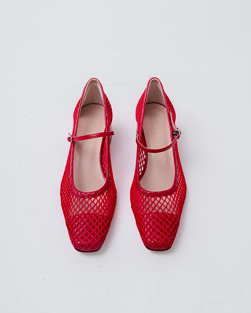 Zapatos de mujer mary jane rejilla y piel en color rojo con tacón cómodo y hecho en España modelo Nassau de marca Sabinis
