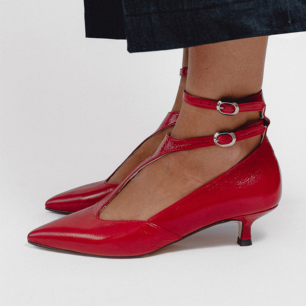 Stilettos Honey – zapato rojo charol vibrante de Sabinis con doble cierre hebillas y tacon fino