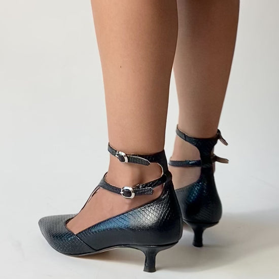 "Zapato de mujer Honey Black Python de Sabinis en piel con efecto python negro, tacón de 3 cm, diseño T-bar, hecho a mano en España, calzado elegante y cómodo ideal para eventos formales y looks casuales.