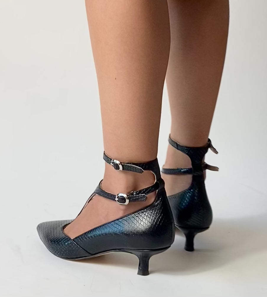 "Zapato de mujer Honey Black Python de Sabinis en piel con efecto python negro, tacón de 3 cm, diseño T-bar, hecho a mano en España, calzado elegante y cómodo ideal para eventos formales y looks casuales.