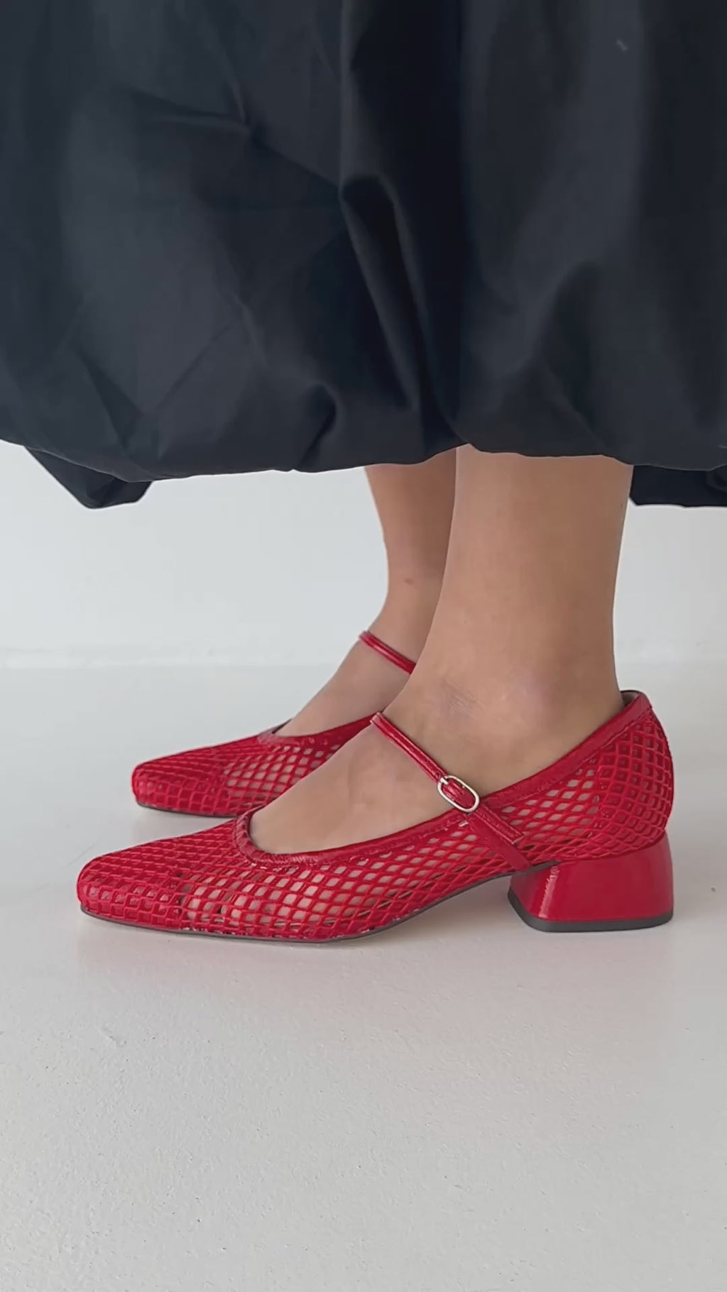 Zapatos de mujer mary jane rejilla y piel en color rojo Nassau de marca Sabinis red shoes 