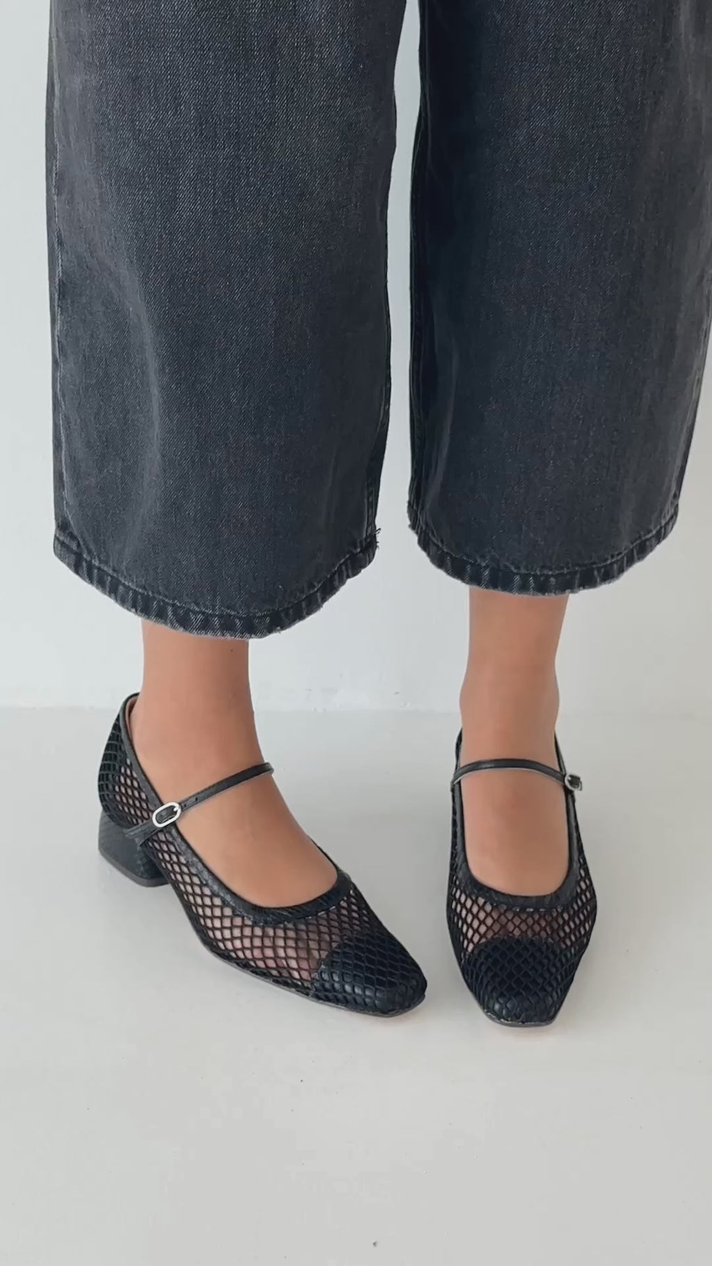 Zapatos Mary Jane negro de rejilla de Sabinis – estilo sofisticado en uso y cómodo ideal para primavera-verano y cualquier ocasión.