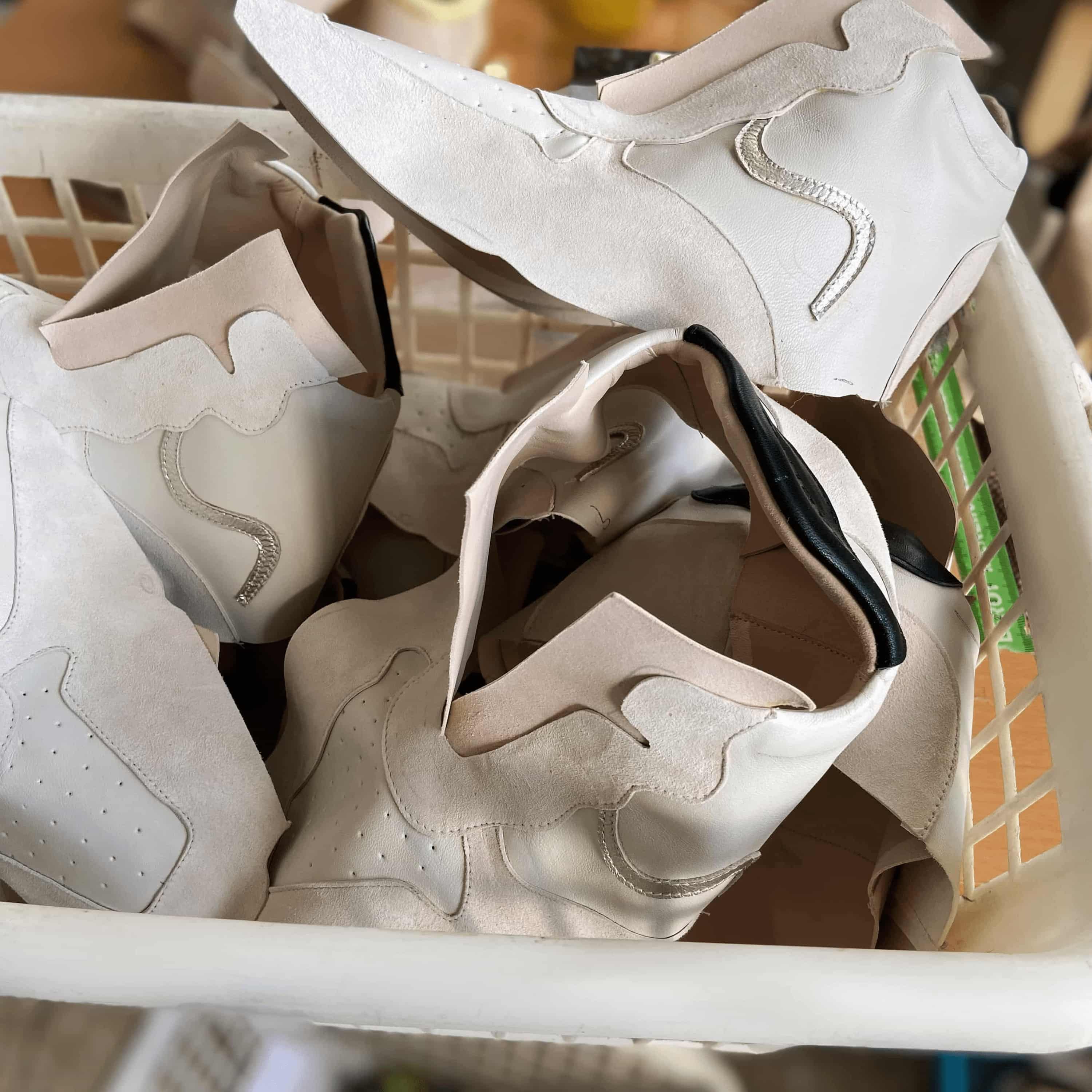 Proceso artesanal de fabricación de zapatos Sabinis con materiales sostenibles.

