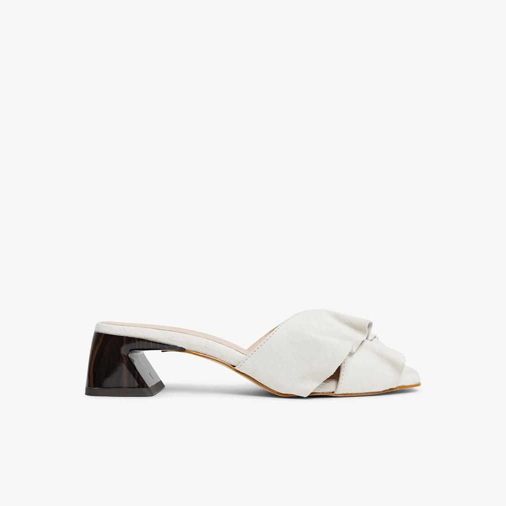 Sandalia mule Calm Ivory de Sabinis, en ante marfil con tacón bajo cómodo y diseño fruncido, vista lateral.