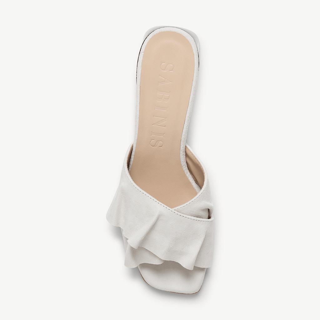 Sandalia Calm Ivory de Sabinis vista desde arriba, mostrando plantilla interior beige y detalle plisado en ante marfil.