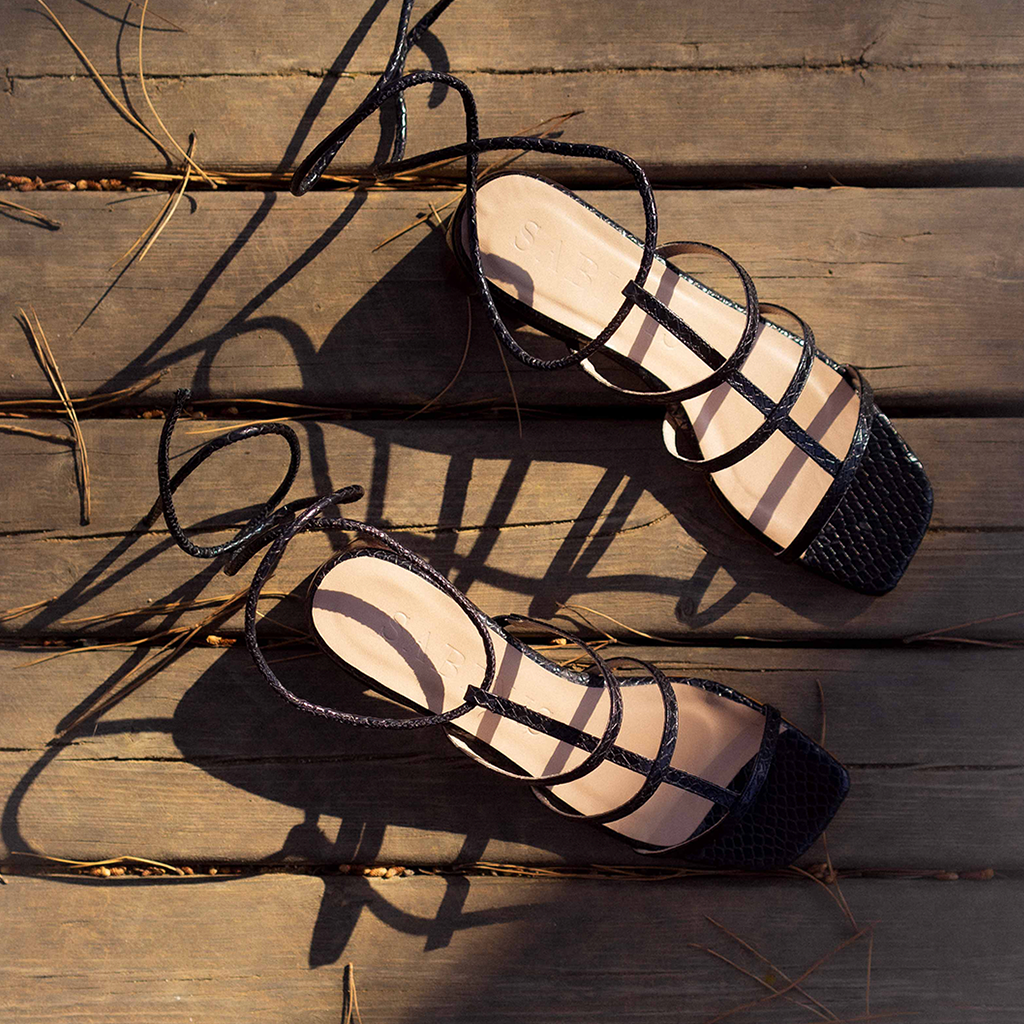 sandalia negra con grabado python de verano de marca sabinis vista desde arriba, 