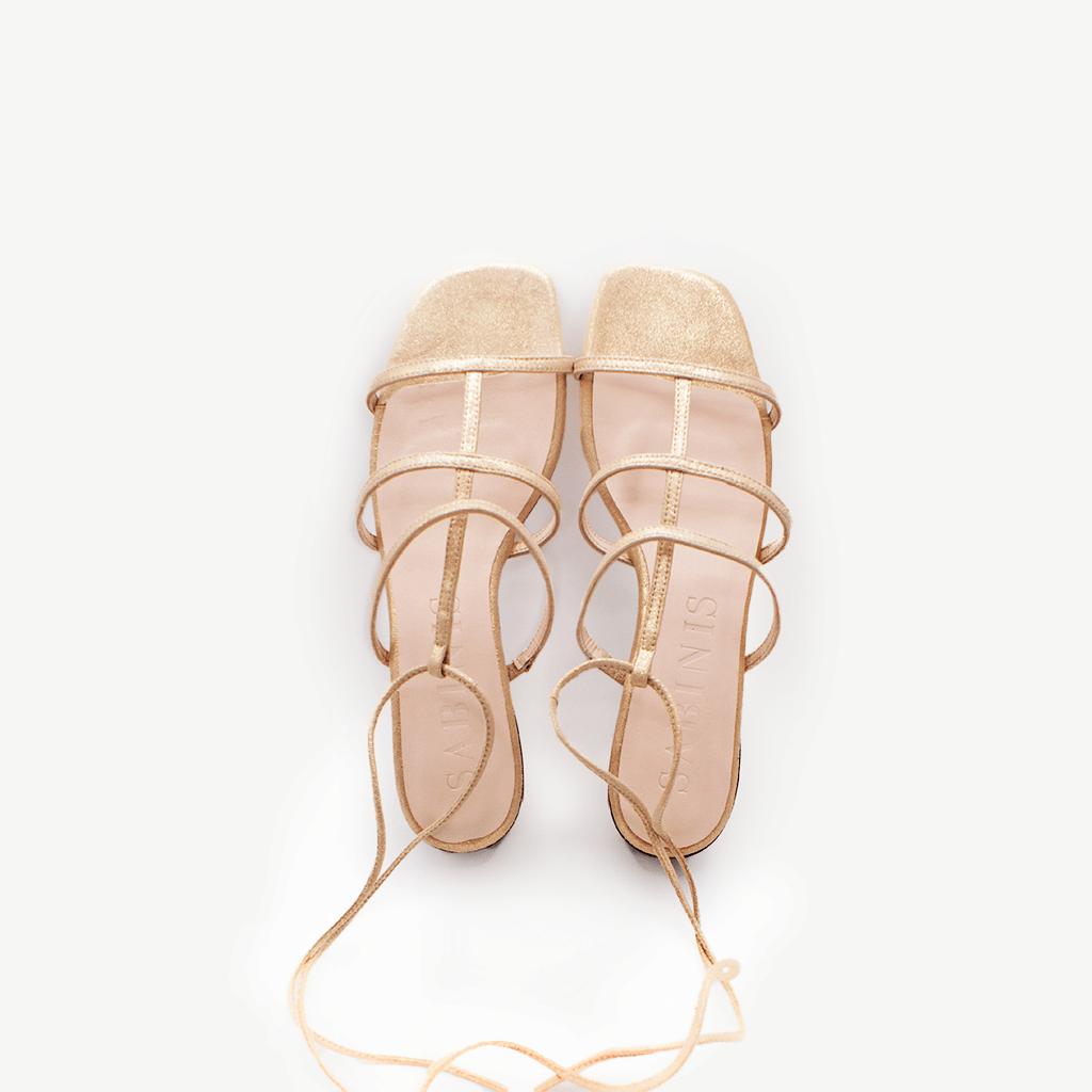 Par de sandalias Eternal dorada de Sabinis en vista superior, con diseño tiras y acabado metalizado dorado claro en piel de calidad.