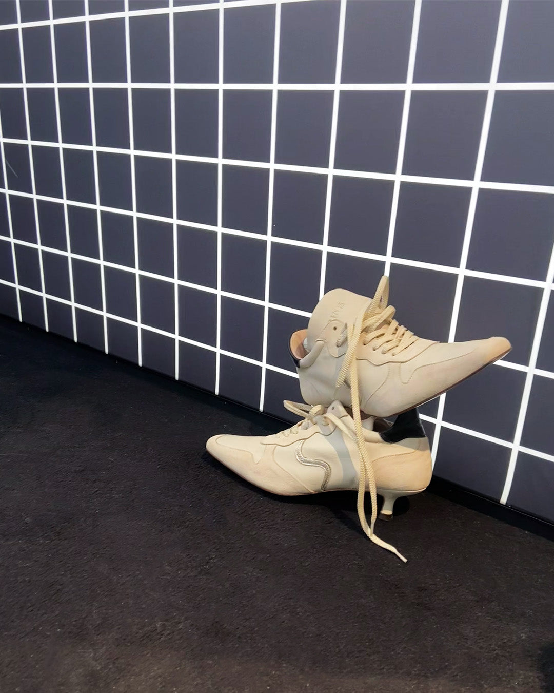 Sneaker heel color ivory de Sabinis sobre fondo geométrico en editorial, calzado premium Made in Spain