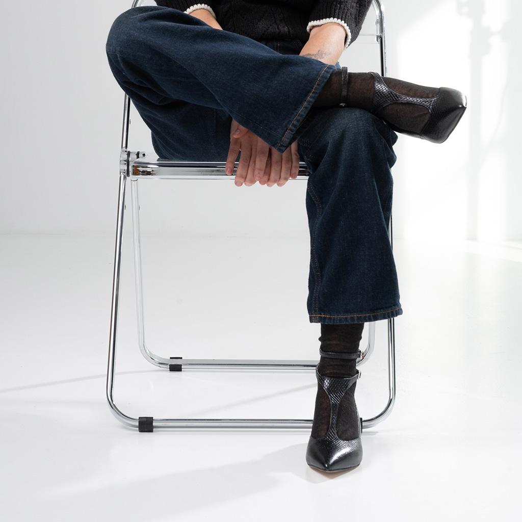 Stiletto de piel efecto python en color negro con tacón fino — Sabinis, estilo elegante