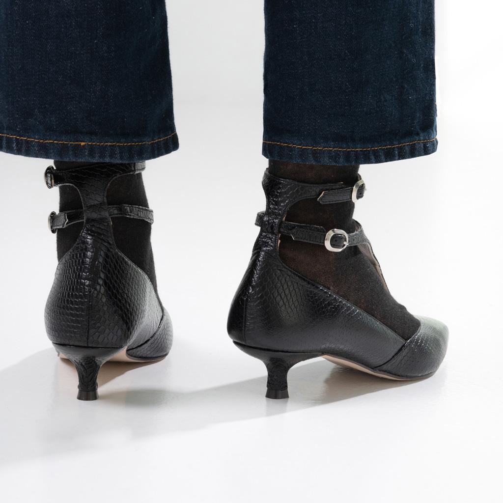 Stiletto de piel efecto python en color negro con tacón bajo — Sabinis, made in spain