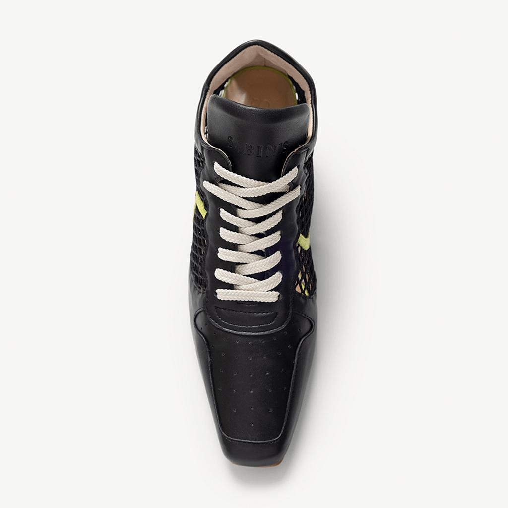 Vista superior del zapato Los Angeles de Sabinis – diseño sneaker con tacon y rejilla con cordones deportivos y detalles acolchados, hecho en España