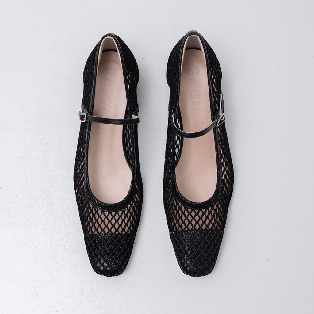 Zapato Mary Jane negro de rejilla con tacón cómodo de Sabinis – vista desde arriba del diseño elegante en malla transpirable.