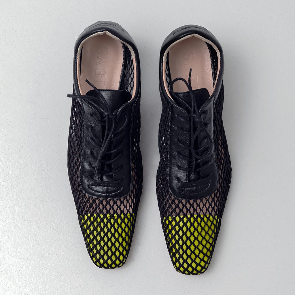 Zapato cómodo con cordones de mujer en piel y rejilla color negro y puntera lima de diseño exclusivo Sabinis